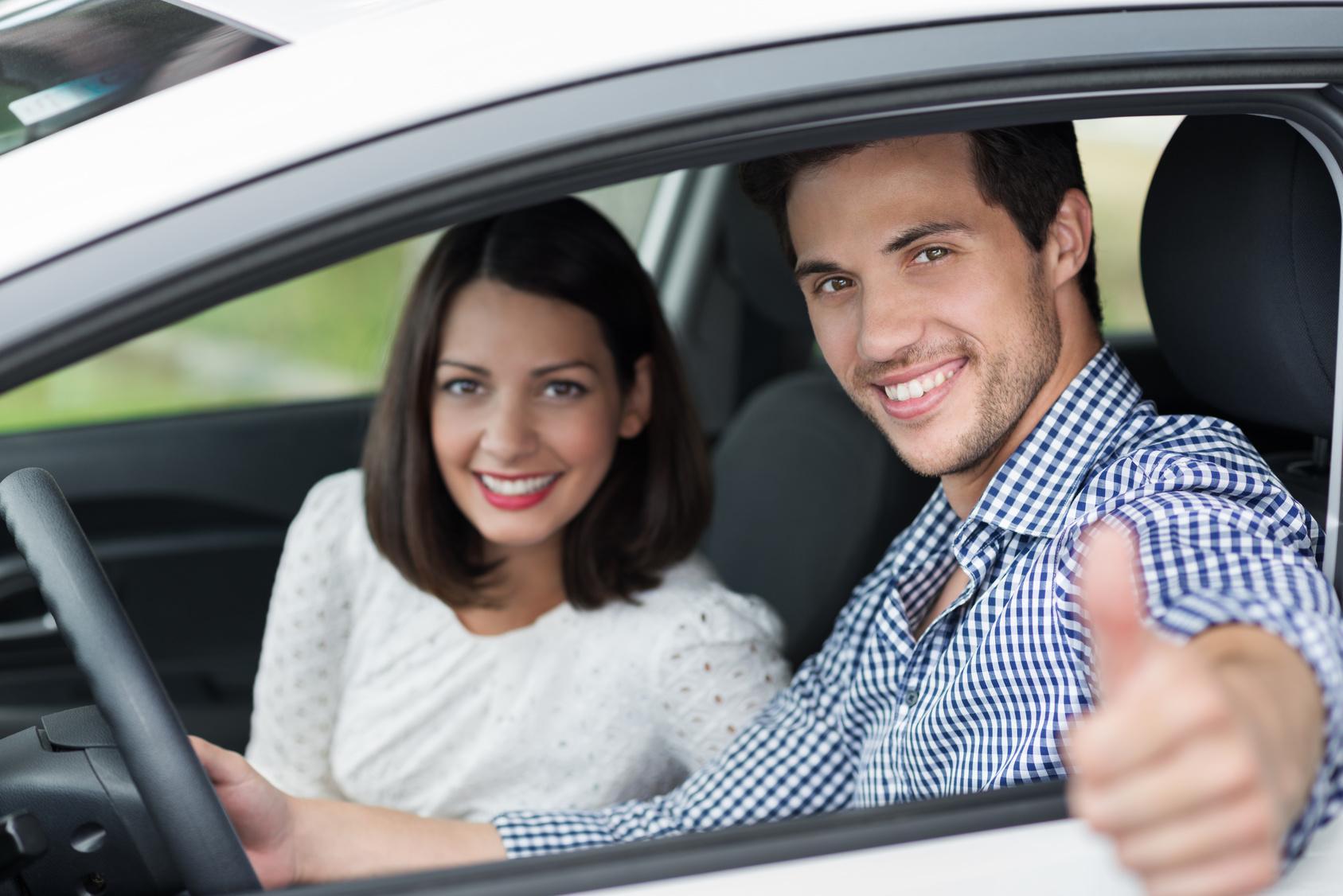 casal com carro seminovo