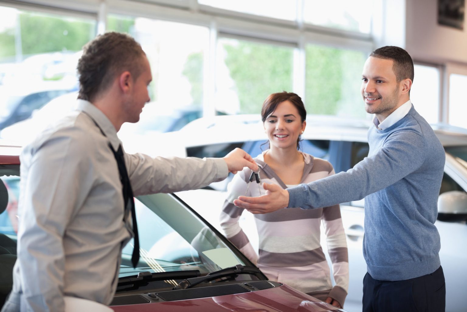 casal comprando carro usado