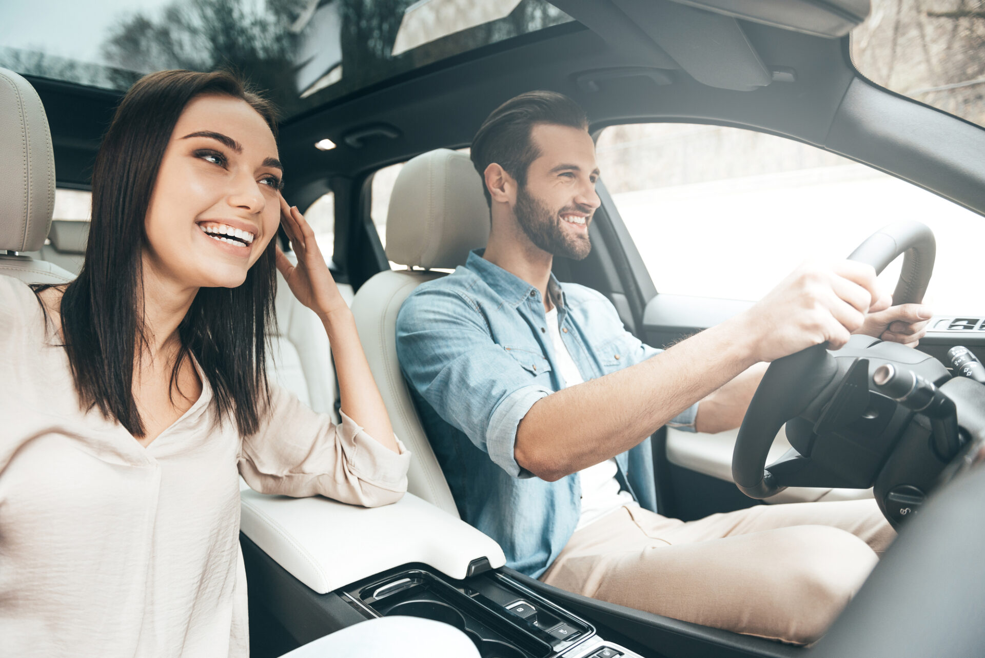 casal feliz com carro seminovo