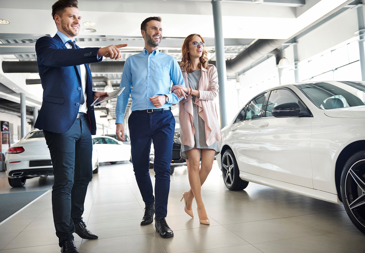 casal interessado em carro seminovo