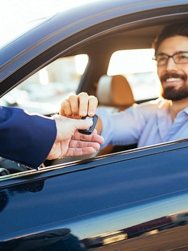 homens negociando carro