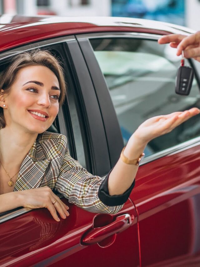 mulher comprando carro