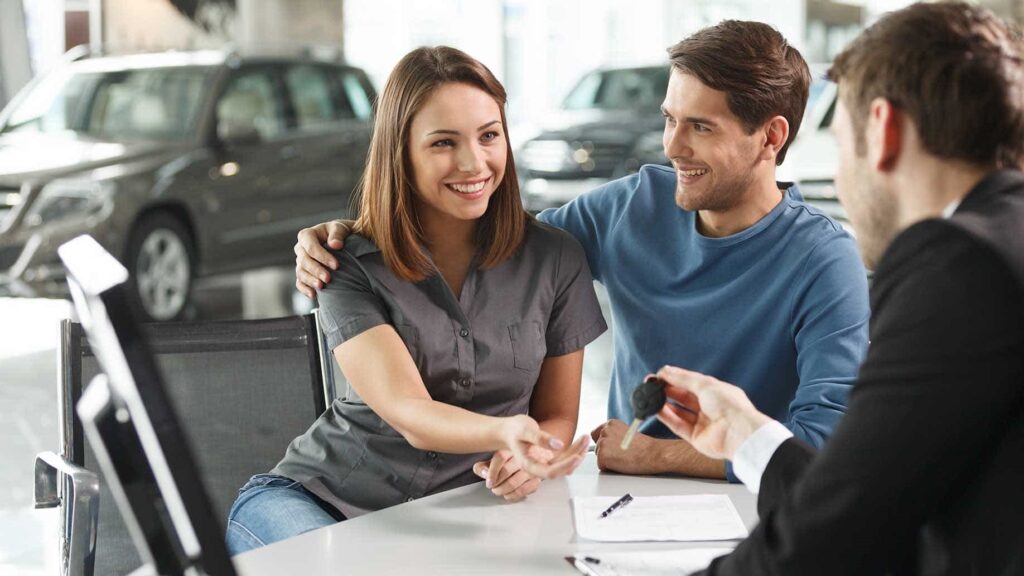 família comprando carro