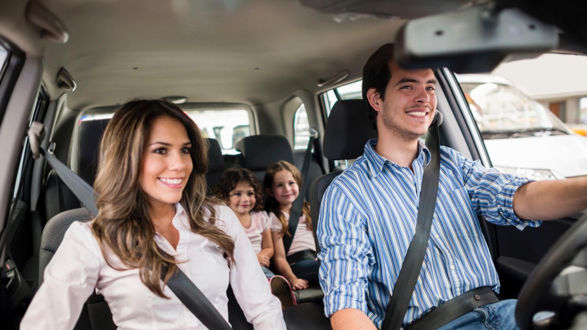 família em carro seminovo