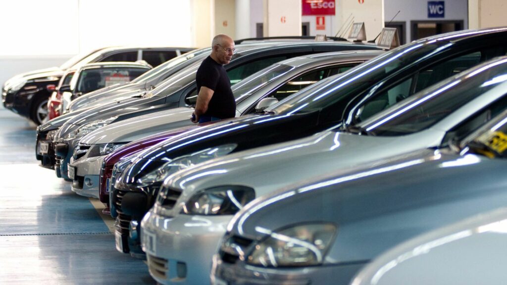 homem interessado em carro seminovo