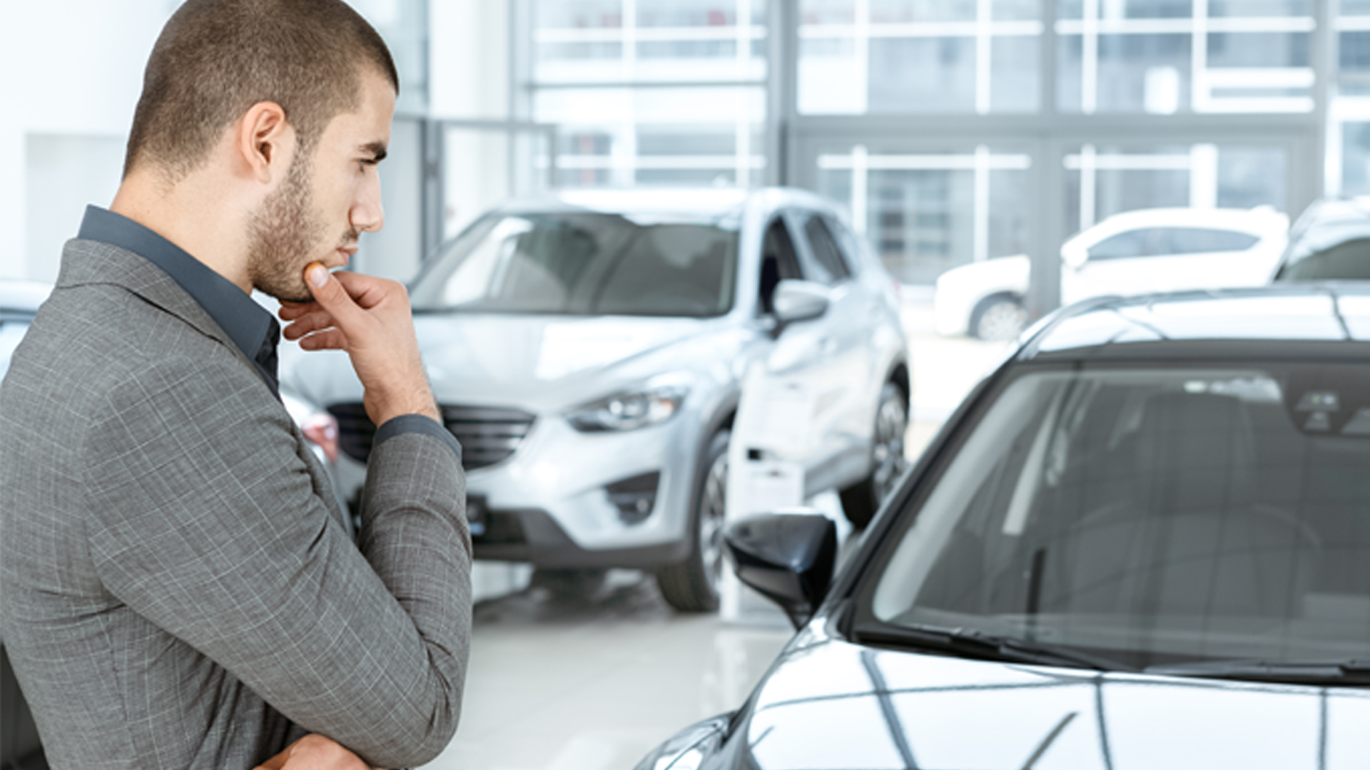 homem interessado em carro usado