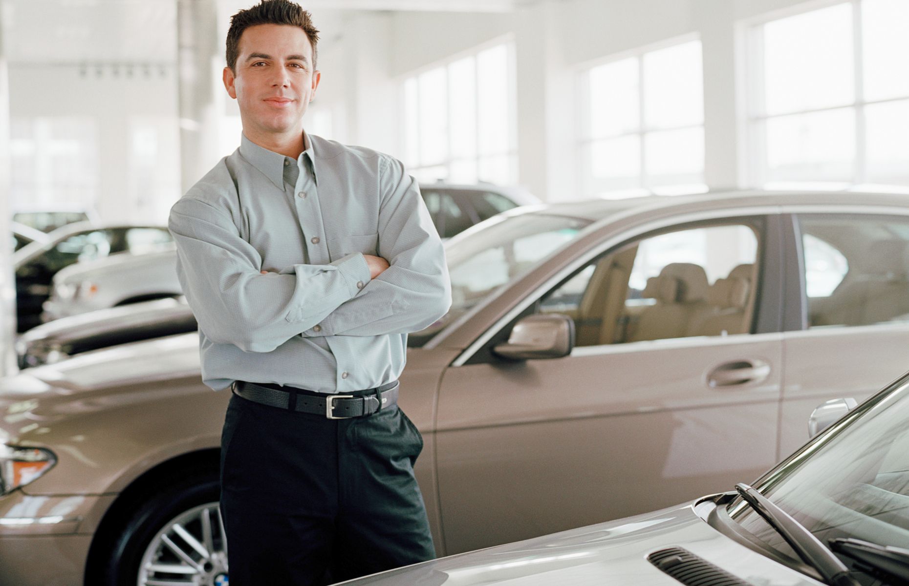 homem vendendo carro usado