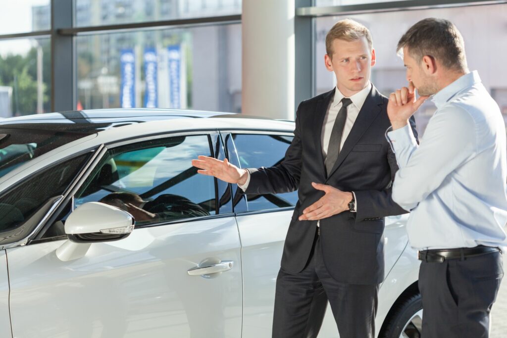 homens negociando carro usado