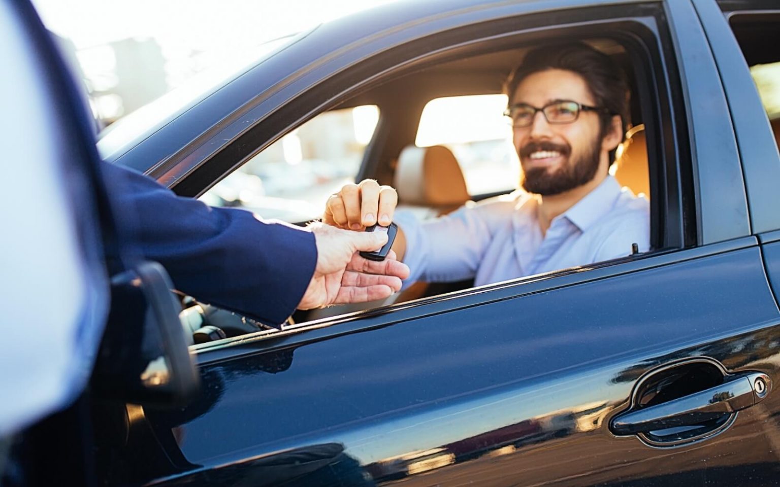 homens negociando carro