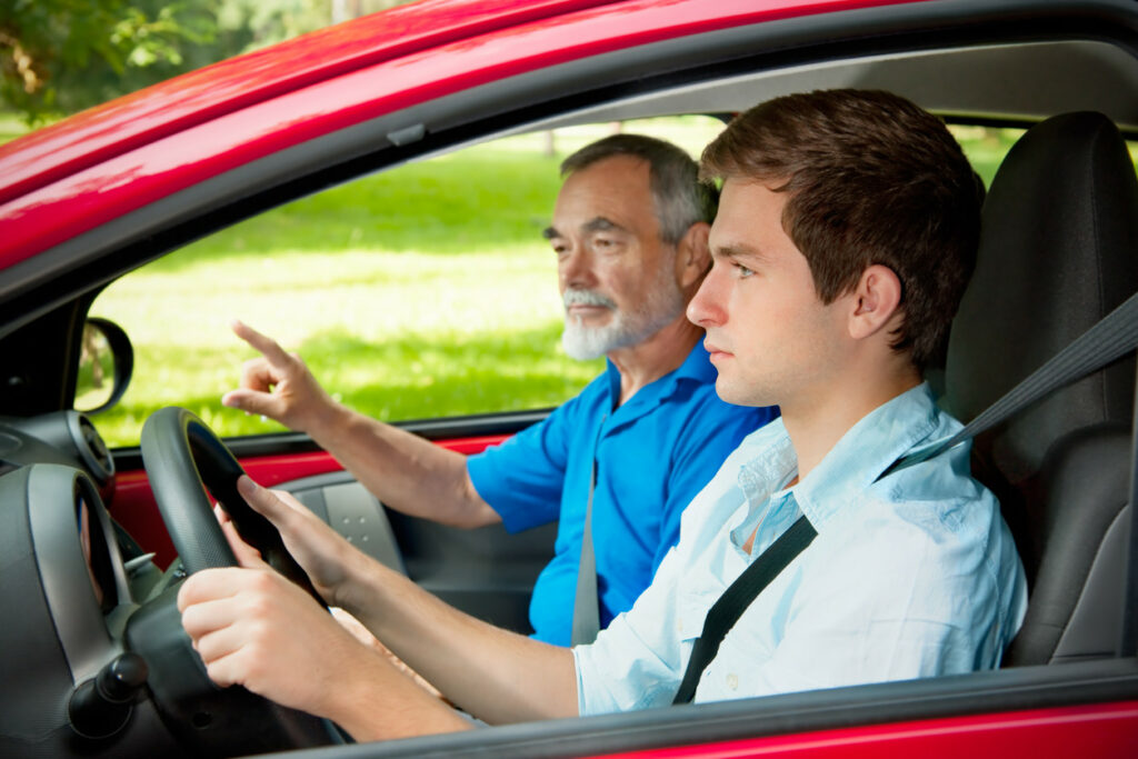 jovem com carro seminovo