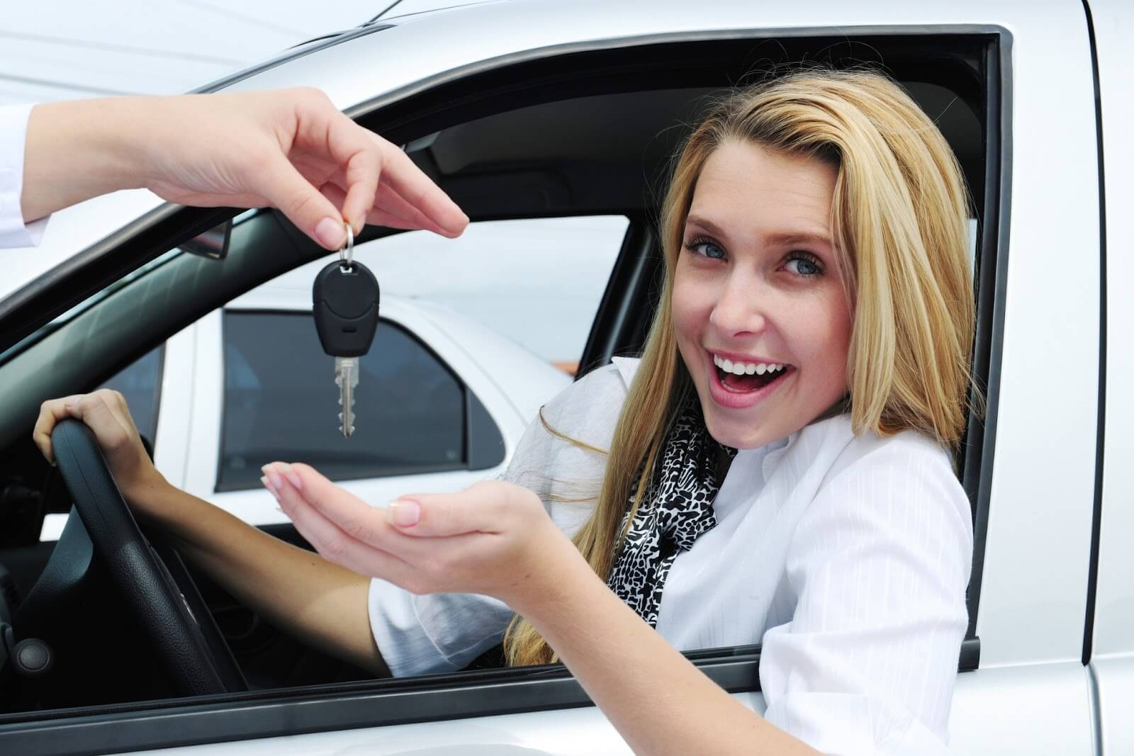 mulher com seu carro seminovo