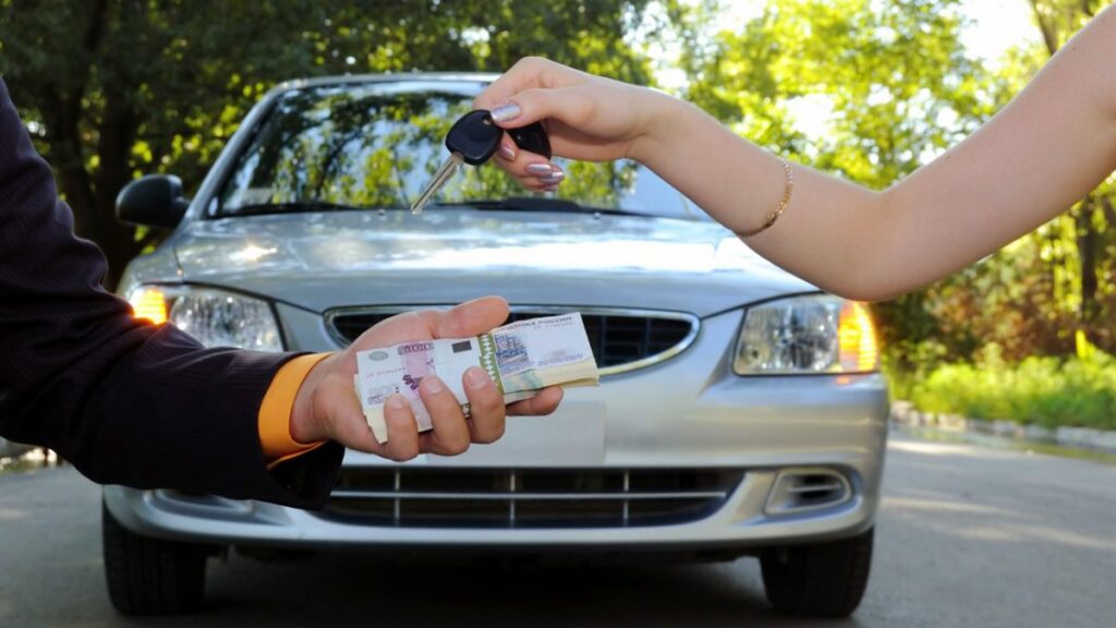 mulher comprando carro seminovo