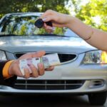 mulher comprando carro seminovo