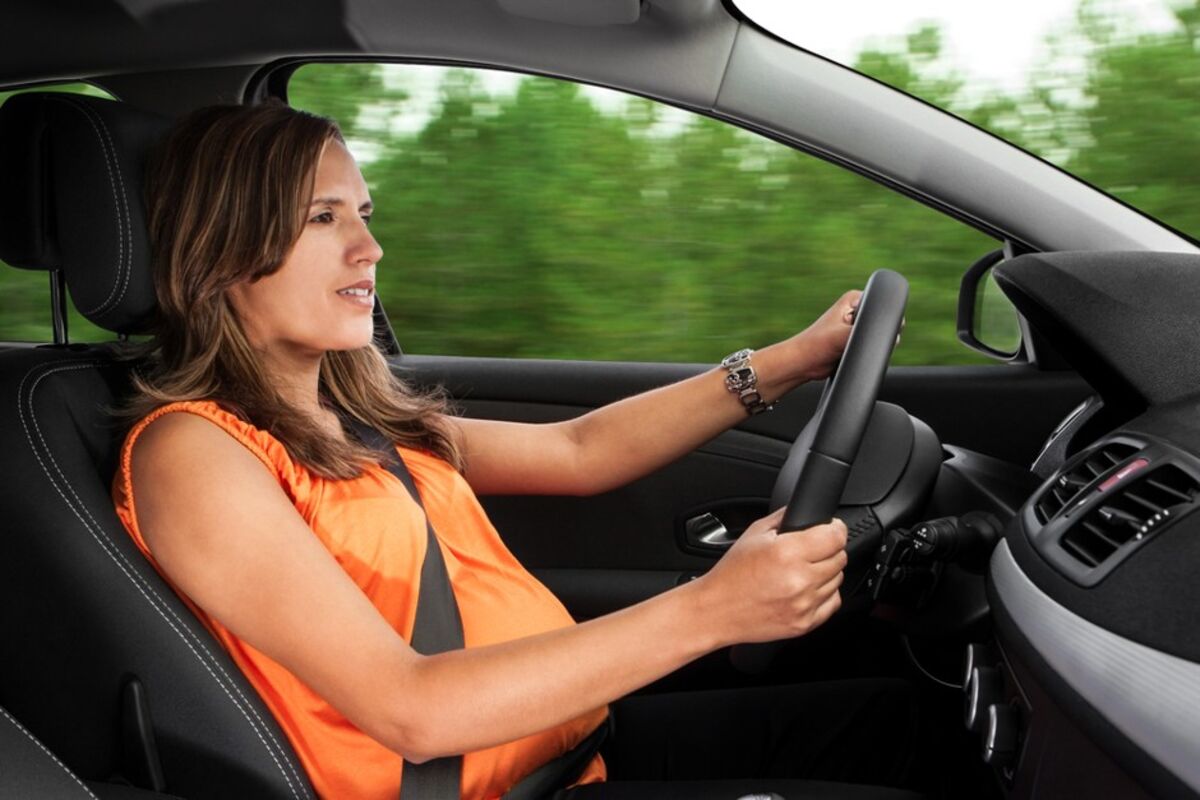 mulher grávida com seu carro seminovo