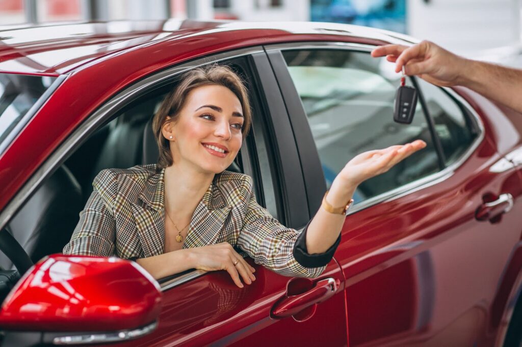 mulher comprando carro